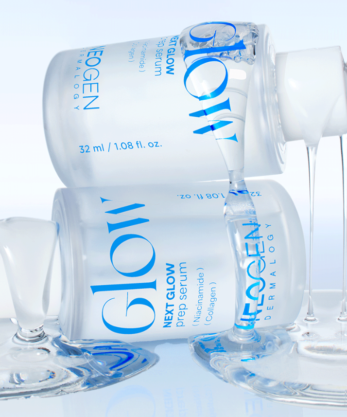 NEOGEN  Next Glow Prep Serum 32ml en flacon sur fond bleu, gouttes et liquide, visuel cosmétique de la marque NEOGEN