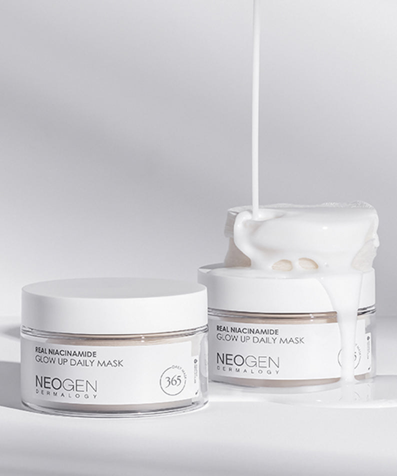 Décris l'image en français : NEOGEN Niacinamide Glow Up Daily Mask Pads 40 Sheets, marque NEOGEN, pots blancs sur fond clair.