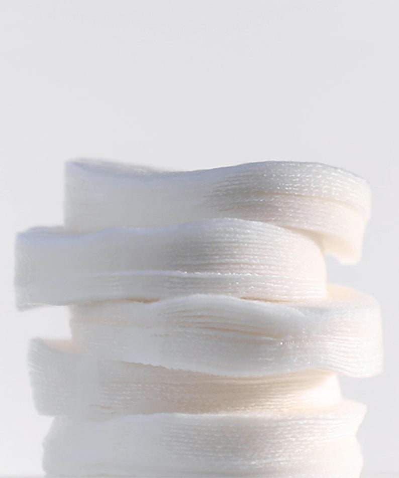 Décrivez l'image en français : NEOGEN Niacinamide Glow Up Daily Mask Pads 40 Sheets, marque NEOGEN, avec pads blancs empilés