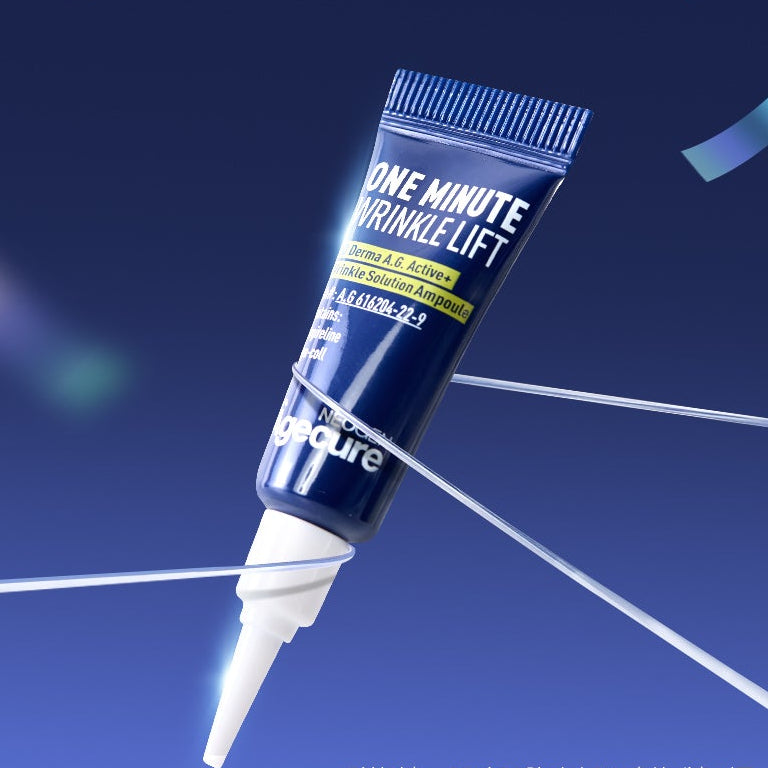 NEOGEN One Minute Wrinkle Lift Cream 3ml*4, tube bleu sur fond cosmétique avec lumière et goutte appliquée
