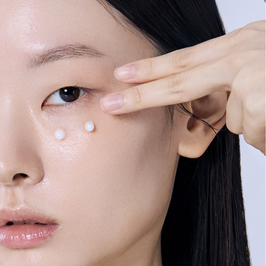 NEOGEN One Minute Wrinkle Lift Cream 3ml*4 : application sur le visage, peau hydratée, gouttes de crème, soin anti-rides.