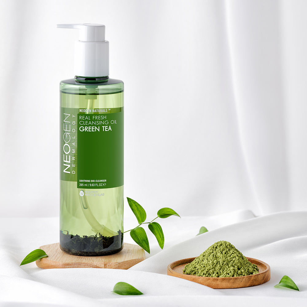 NEOGEN Real Fresh Cleansing Oil Green Tea 285ml de NEOGEN sur fond blanc, feuilles de thé vert et poudre.