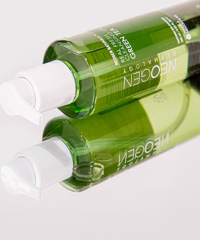 Décris l'image en français : NEOGEN Real Fresh Cleansing Oil Green Tea 285ml, flacons verts de la marque.