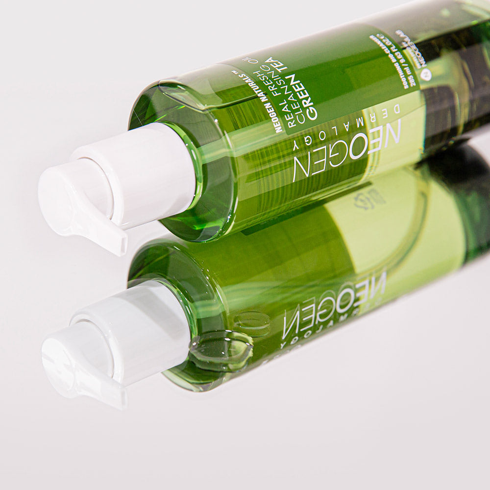Décris l'image en français : NEOGEN Real Fresh Cleansing Oil Green Tea 285ml, flacons verts de la marque.