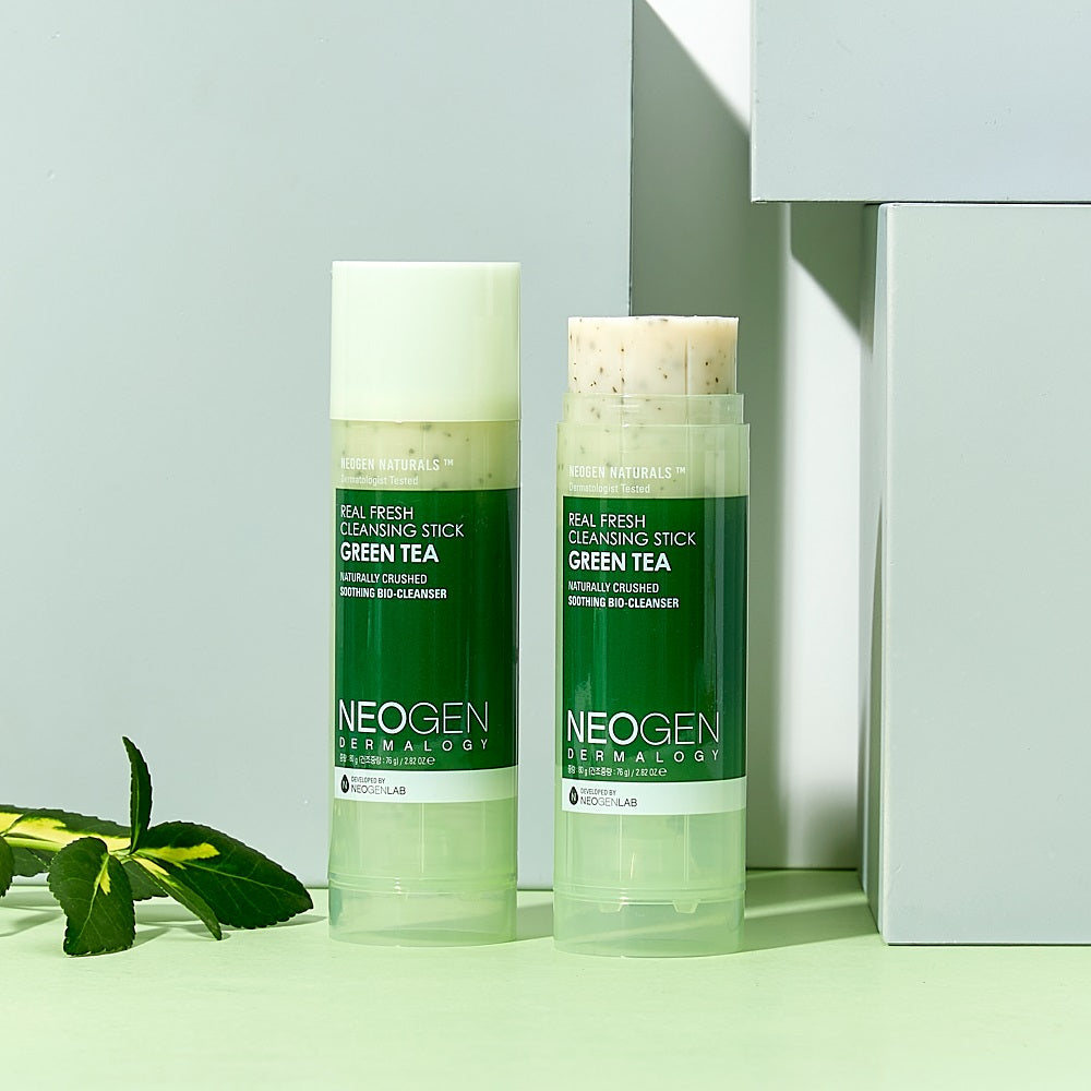 NEOGEN Real Fresh Cleansing Stick Green Tea 80g de NEOGEN, pack vert sur fond moderne avec feuilles de thé.