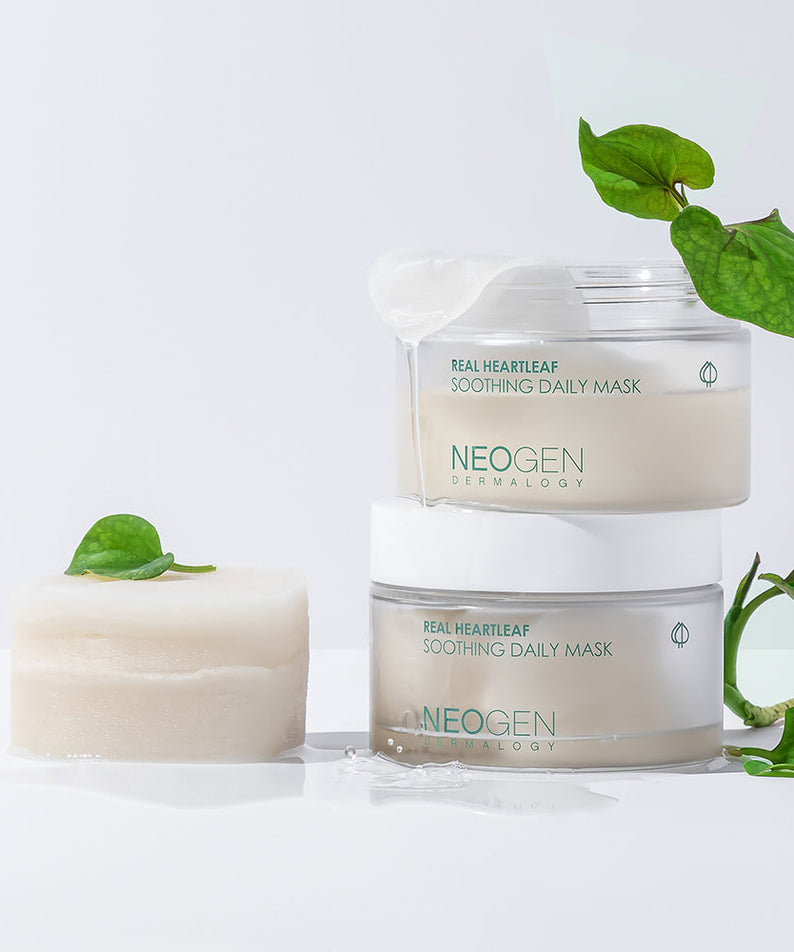 NEOGEN Real Heartleaf Soothing Daily Mask 40 Sheets de NEOGEN, masques et cœur-de-miel sur fond blanc avec feuilles vertes