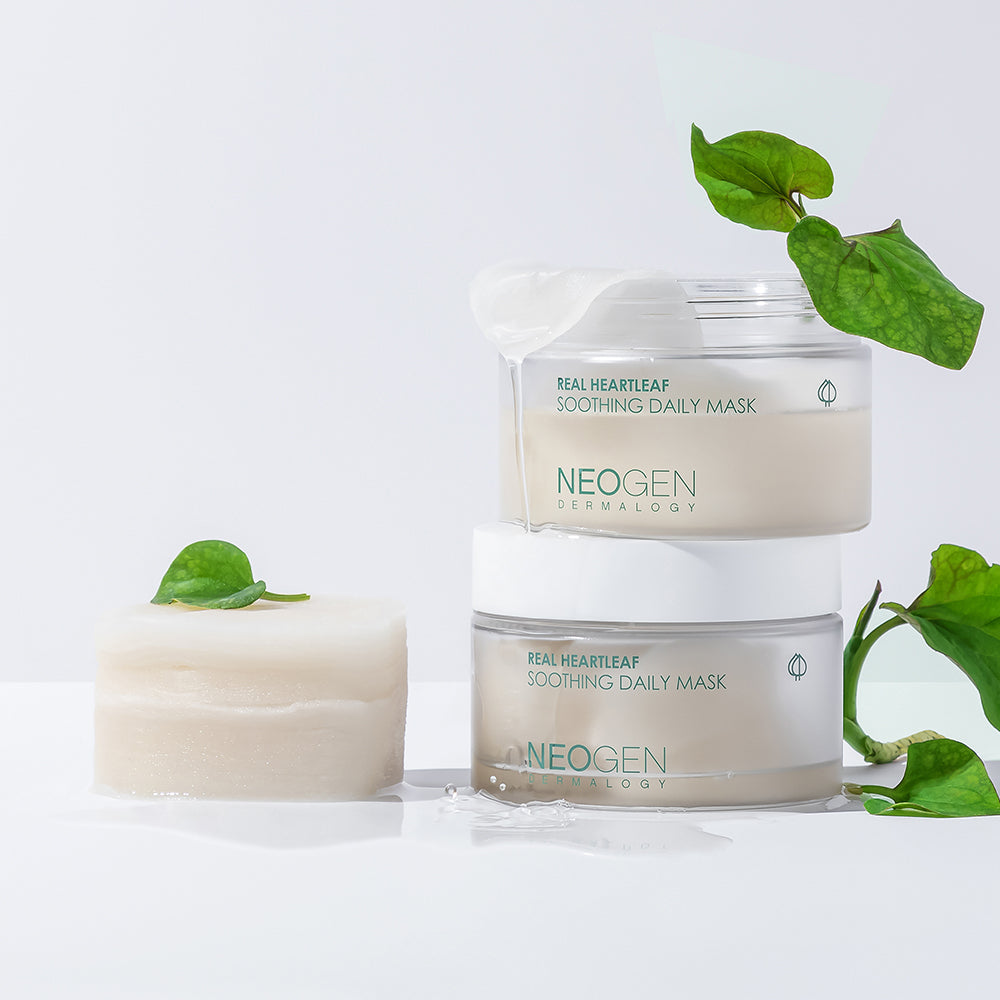 NEOGEN Real Heartleaf Soothing Daily Mask 40 Sheets de NEOGEN, masques et cœur-de-miel sur fond blanc avec feuilles vertes