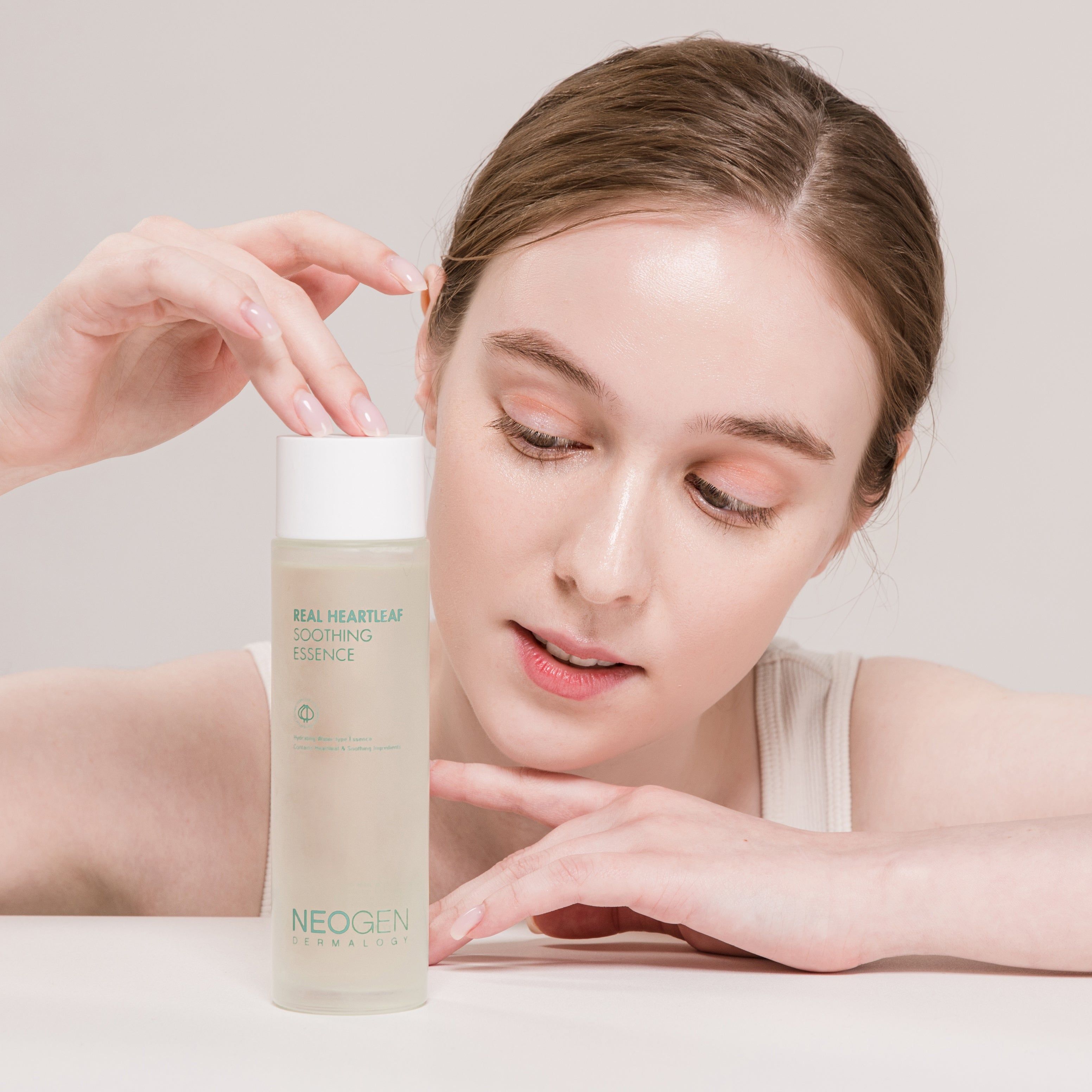 Décris l'image en français en mentionnant le produit, la marque et le contexte visuel : NEOGEN Real Heartleaf Soothing Essence 150ml.
