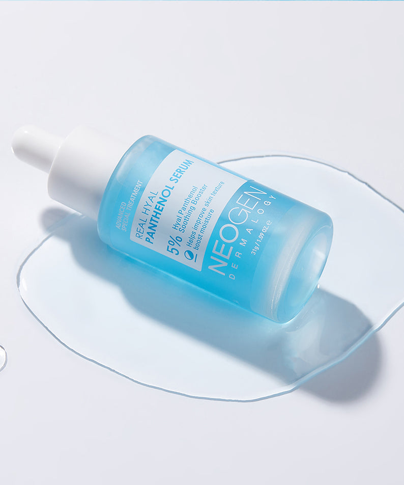 NEOGEN Real Hya Panthenol Serum 30ml de Neogen, flacon bleu posé sur un fond blanc avec éclaboussures.