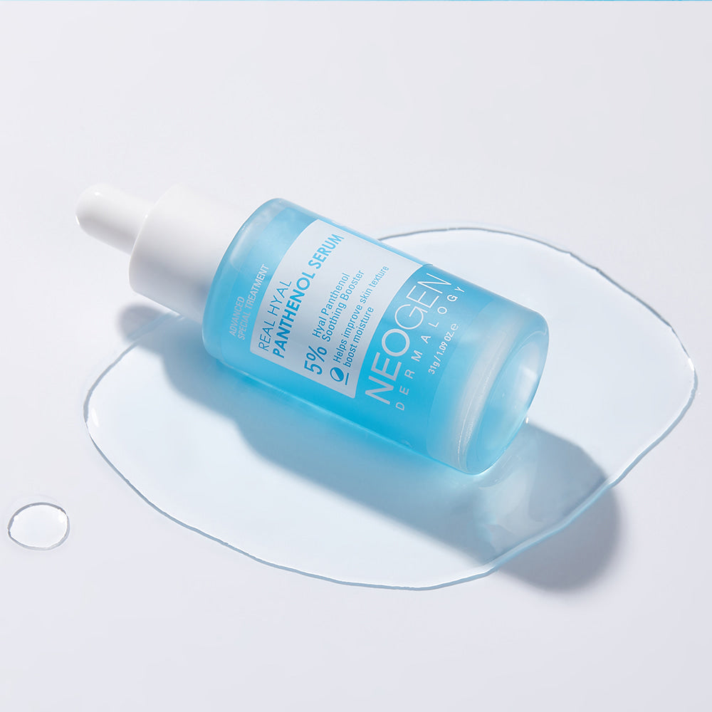 NEOGEN Real Hya Panthenol Serum 30ml de Neogen, flacon bleu posé sur un fond blanc avec éclaboussures.