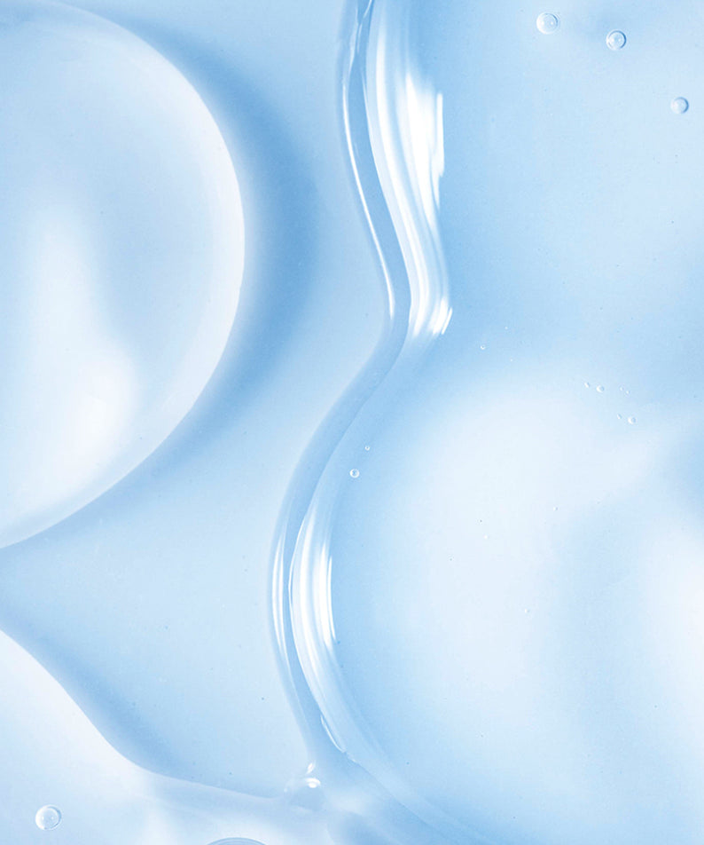 Décris l'image en français : NEOGEN Real Hya Panthenol Serum 30ml, flacon au style bleu hydratant sur fond gouttes.