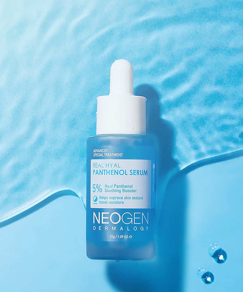 NEOGEN Real Hya Panthenol Serum 30ml, flacon NEOGEN sur fond bleu, gouttes d’eau et sérum hydratant