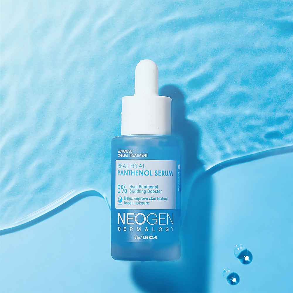 NEOGEN Real Hya Panthenol Serum 30ml, flacon NEOGEN sur fond bleu, gouttes d’eau et sérum hydratant