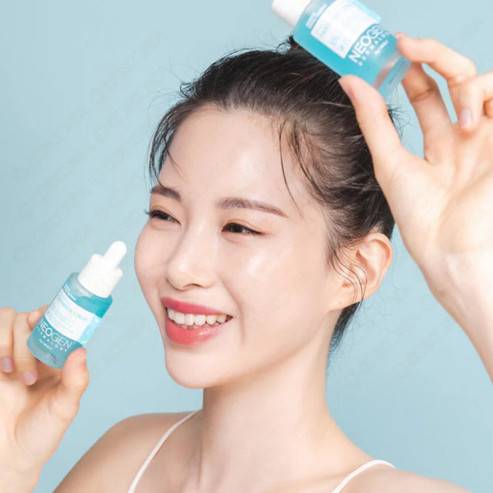 NEOGEN Real Hya Panthenol Serum 30ml de marque NEOGEN : sérum hydratant appliqué sur visage, femme souriante, fond bleu