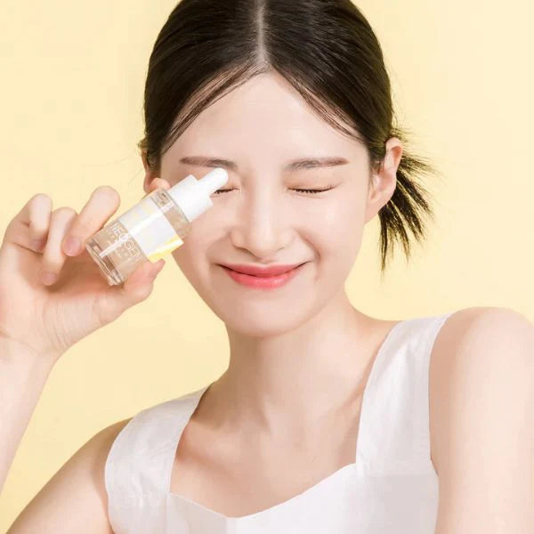 Décris l'image en français : NEOGEN Real Peptide Serum 30ml de la marque NEOGEN, sérum visage appliqué par une femme.