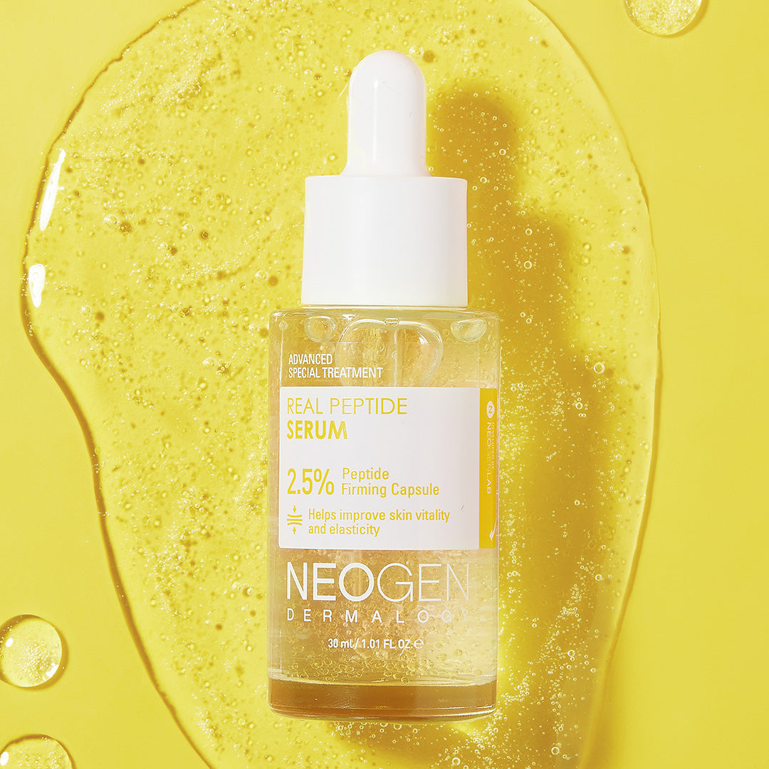 NEOGEN Real Peptide Serum 30ml, flacon en goutte, marque NEOGEN, fond jaune liquide, gouttelettes et éclats.