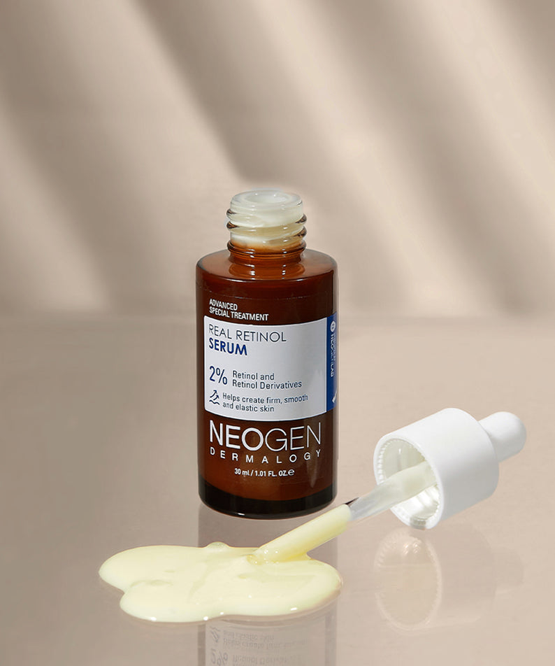 NEOGEN Real Retinol Serum 30ml de NEOGEN, flacon brun et pipette sur fond beige, sérum jaune en gouttes