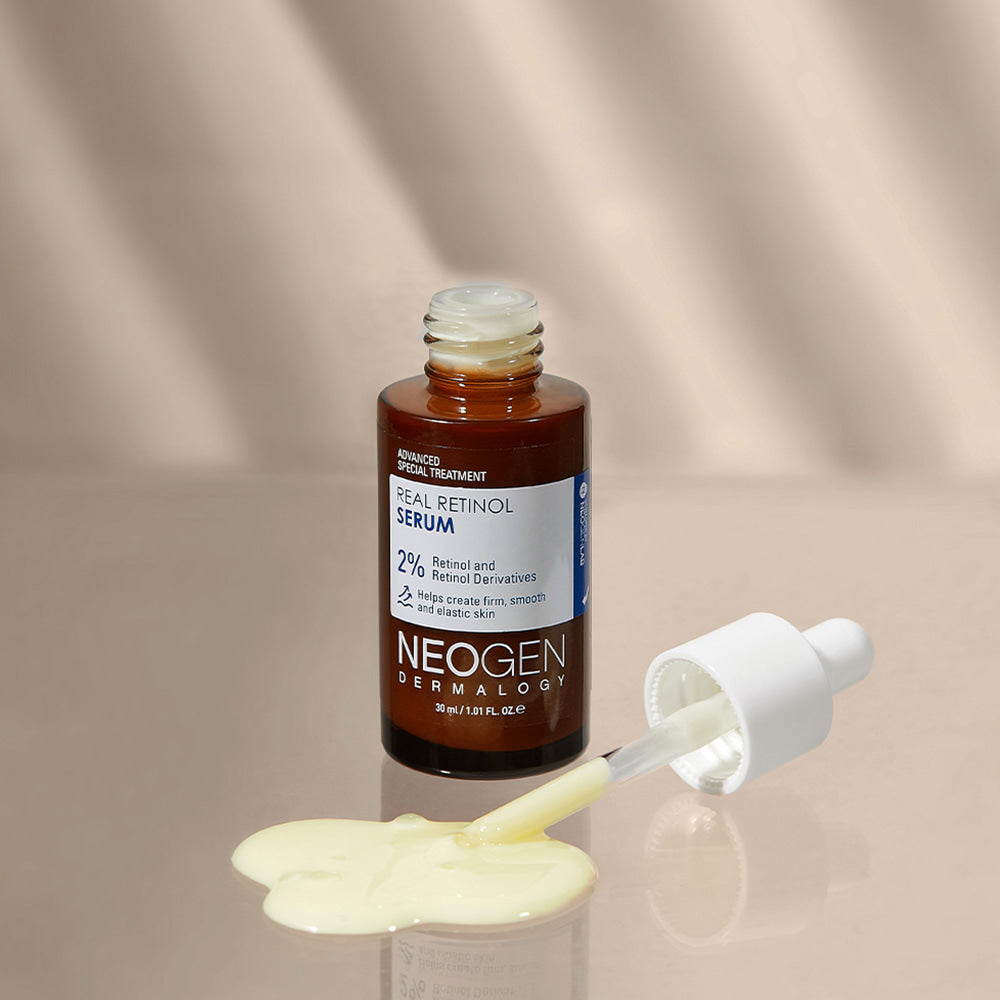 NEOGEN Real Retinol Serum 30ml de NEOGEN, flacon brun et pipette sur fond beige, sérum jaune en gouttes