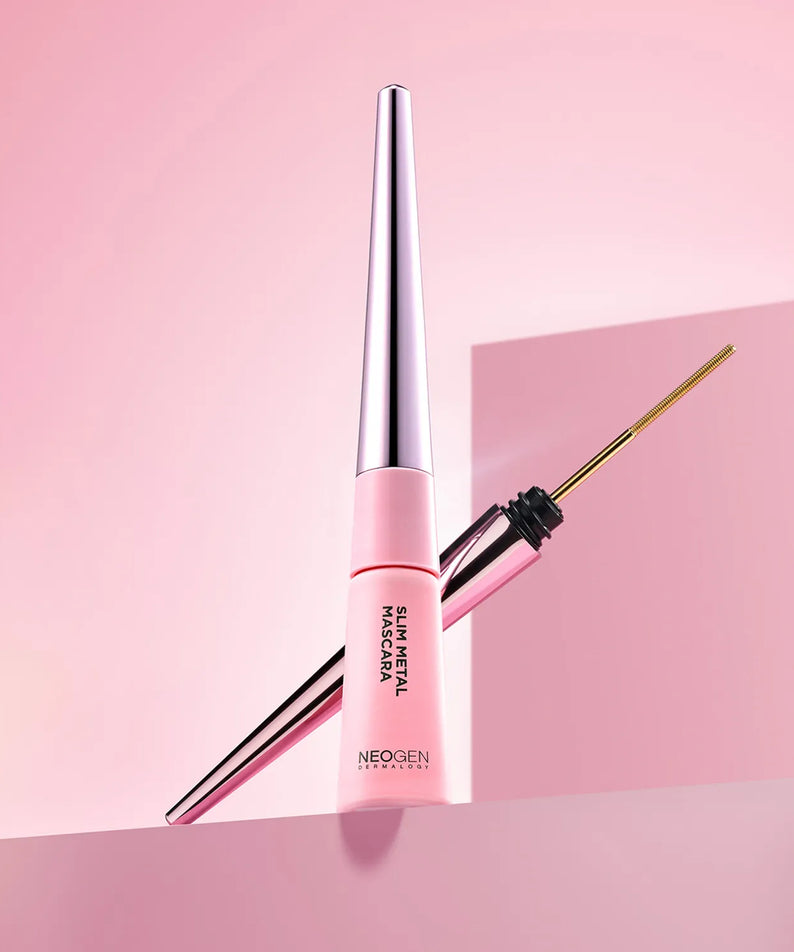 NEOGEN  Slim Metal Mascara 6ml de NEOGEN, flacon et brosse sur fond rose tendance, maquillage yeux.