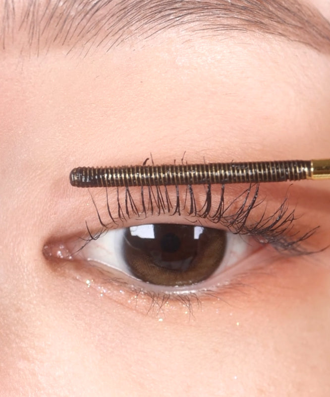NEOGEN Slim Metal Mascara 6ml, maquillage yeux : brosse appliquant le mascara sur l’œil, marque NEOGEN en gros plan.