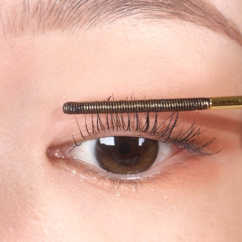 NEOGEN Slim Metal Mascara 6ml, maquillage yeux : brosse appliquant le mascara sur l’œil, marque NEOGEN en gros plan.