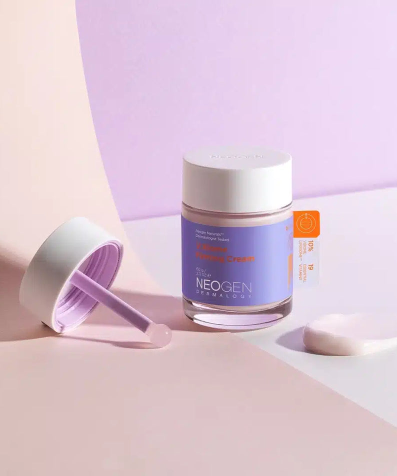 NEOGEN V Biome Firming Cream 60g de NEOGEN, pot blanc sur décor minimal rose, avec spatule et texture crème.