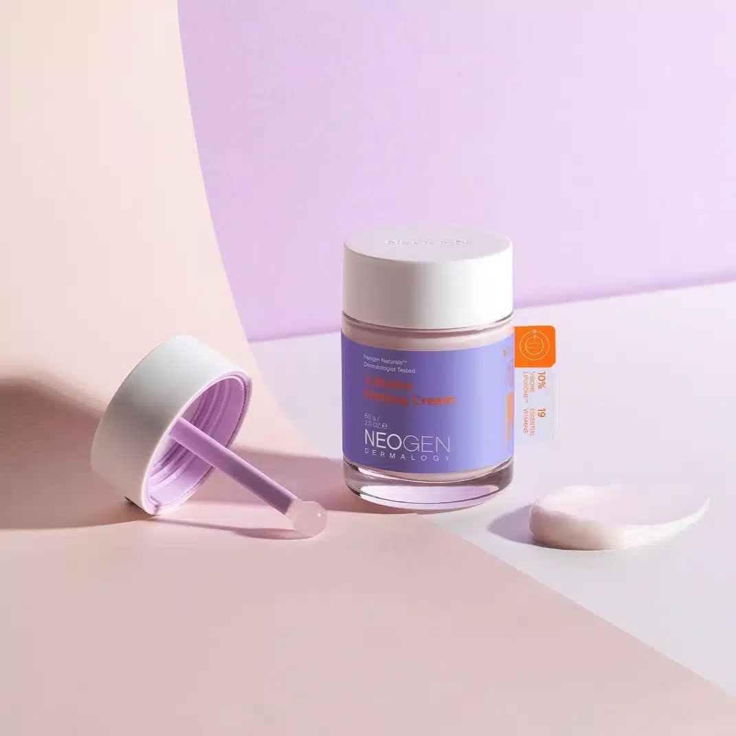 NEOGEN V Biome Firming Cream 60g de NEOGEN, pot blanc sur décor minimal rose, avec spatule et texture crème.