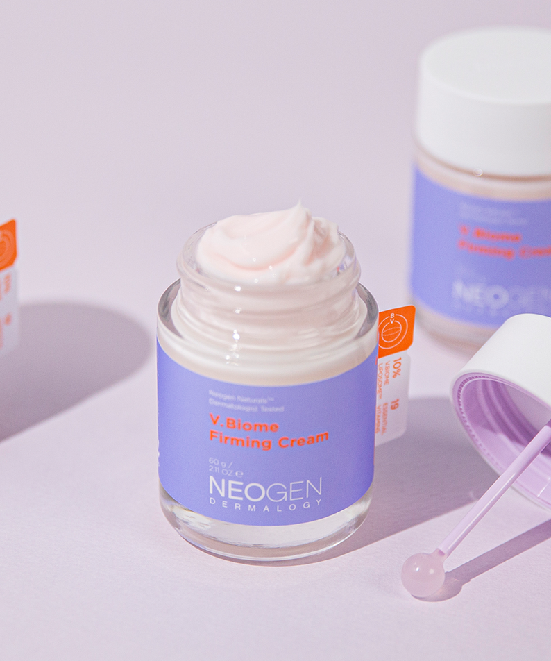 NEOGEN V Biome Firming Cream 60g, crème sur fond studio avec pot, spatule et flacon NEOGEN, look beauté cosmétique.