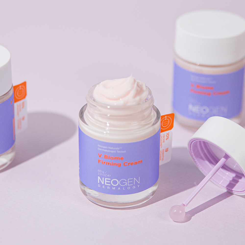 NEOGEN V Biome Firming Cream 60g, crème sur fond studio avec pot, spatule et flacon NEOGEN, look beauté cosmétique.