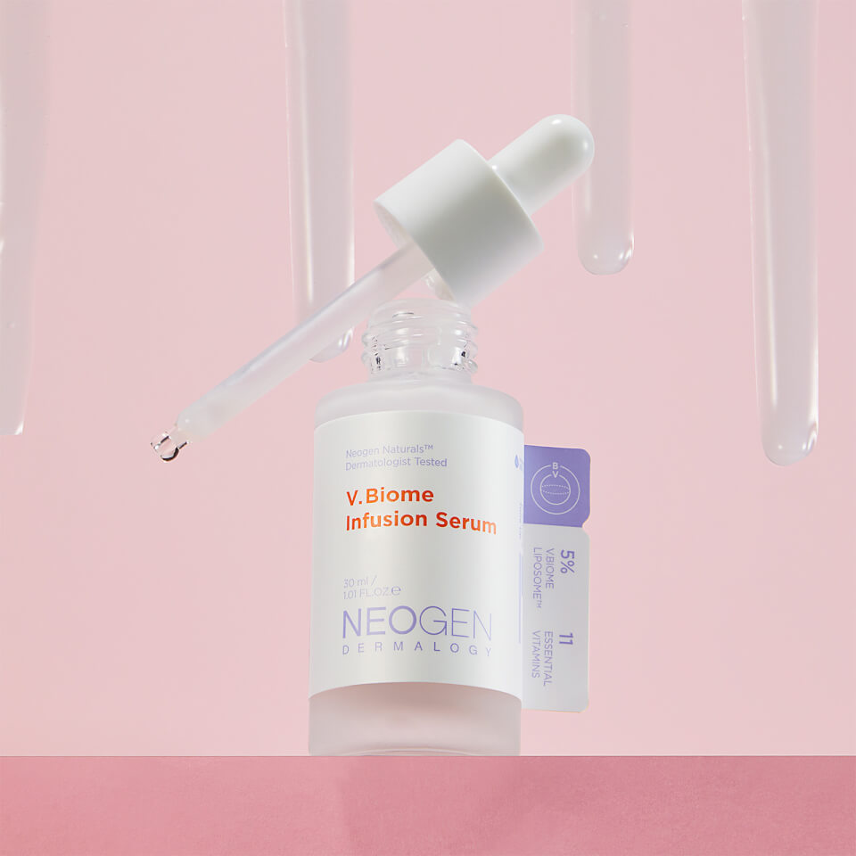 NEOGEN V Biome Infusion Serum 30ml de la marque NEOGEN, flacon avec pipette sur fond rose pastel