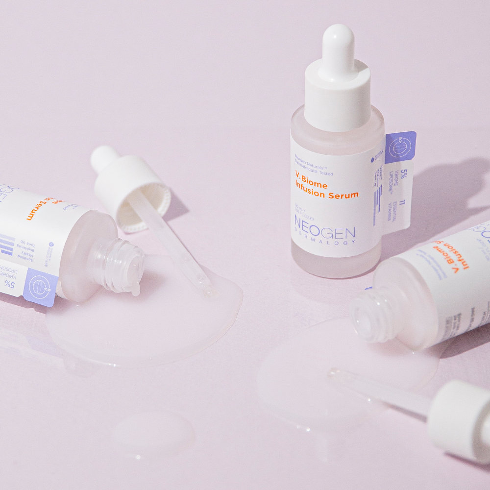 NEOGEN V Biome Infusion Serum 30ml de NEOGEN, flacon sur fond rose, contexte skincare en gros plan