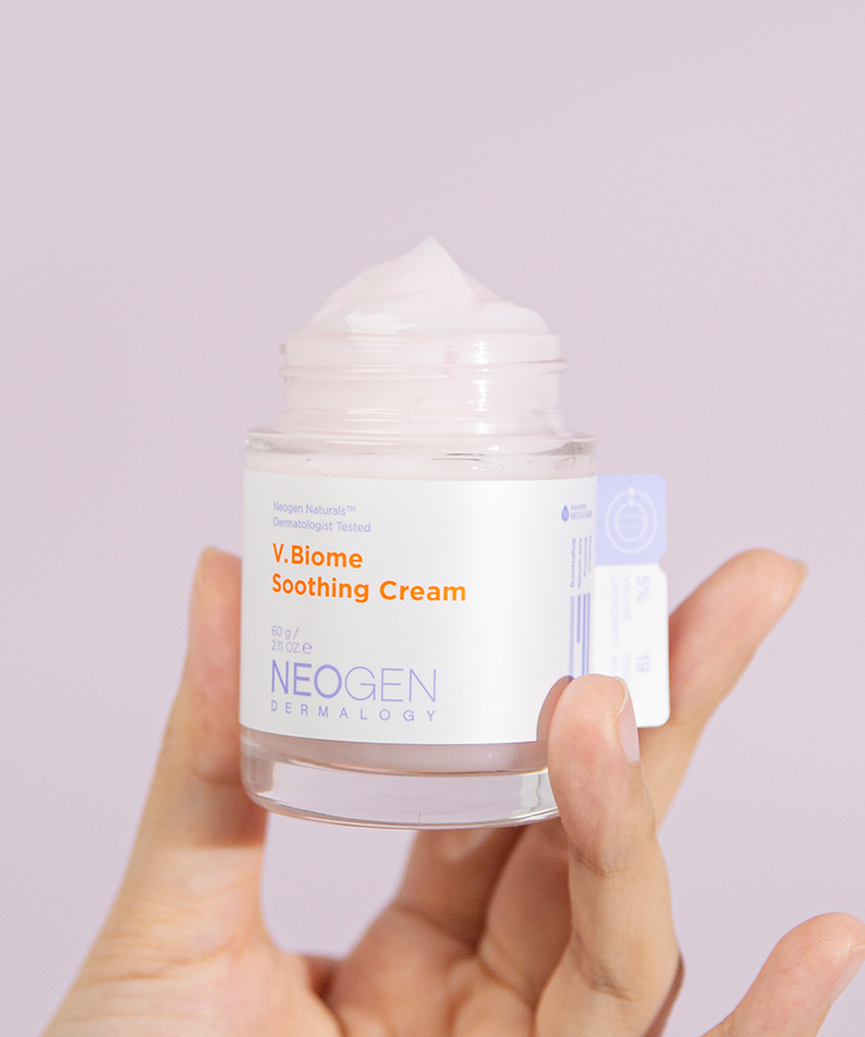 NEOGEN V Biome Soothing Cream 60g de la marque NEOGEN Dermalogy, crème apaisante en pot tenu en mains sur fond clair.