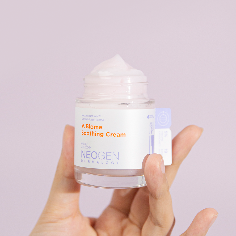 NEOGEN V Biome Soothing Cream 60g de la marque NEOGEN Dermalogy, crème apaisante en pot tenu en mains sur fond clair.
