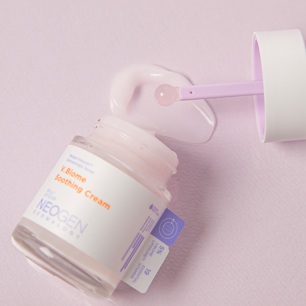 NEOGEN V Biome Soothing Cream 60g, pot et texture crème sur fond rose, marque NEOGEN, contexte visuel soins beauté