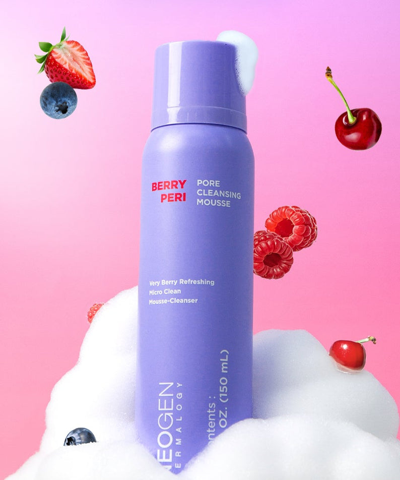 Flacon de NEOGEN Berry Peri Pore Cleansing Mousse 150ml avec bulles et fruits rouges en arrière-plan rose.