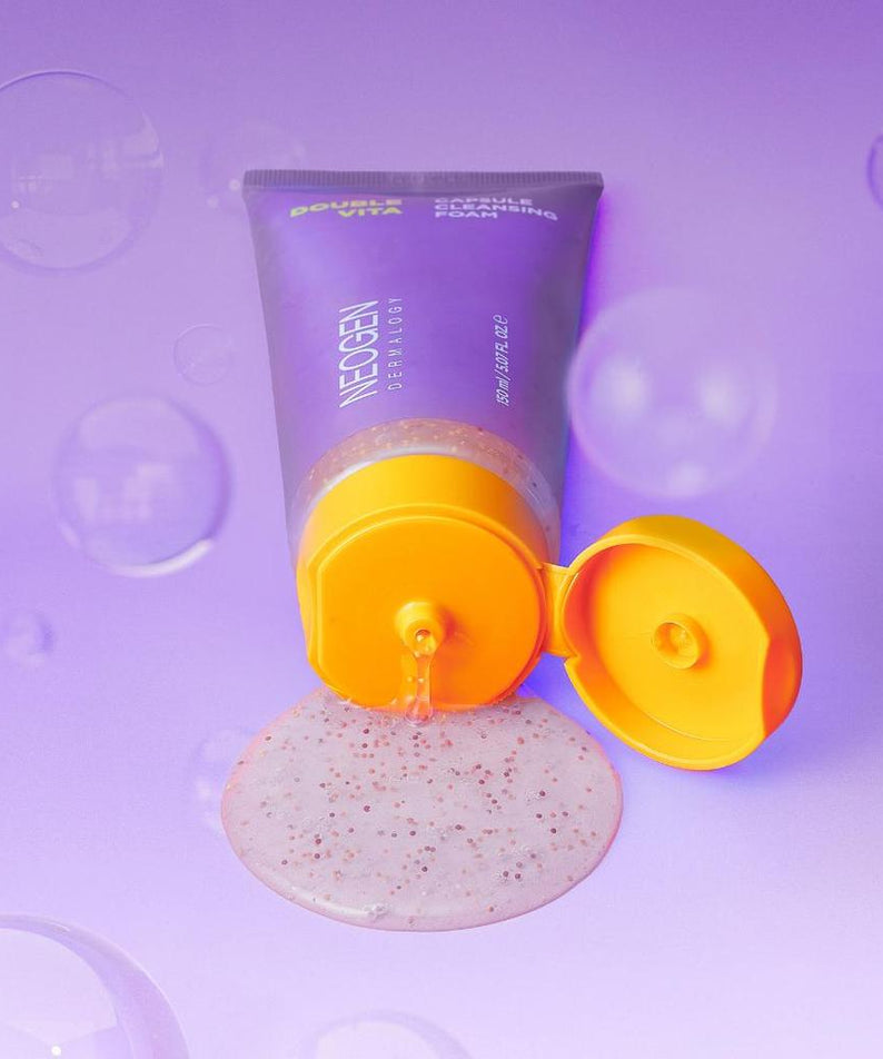 Mousse nettoyante NEOGEN Dounble Viita Capsual Cleansing Foam 150ml sur fond violet, bouchon ouvert avec produit visible.
