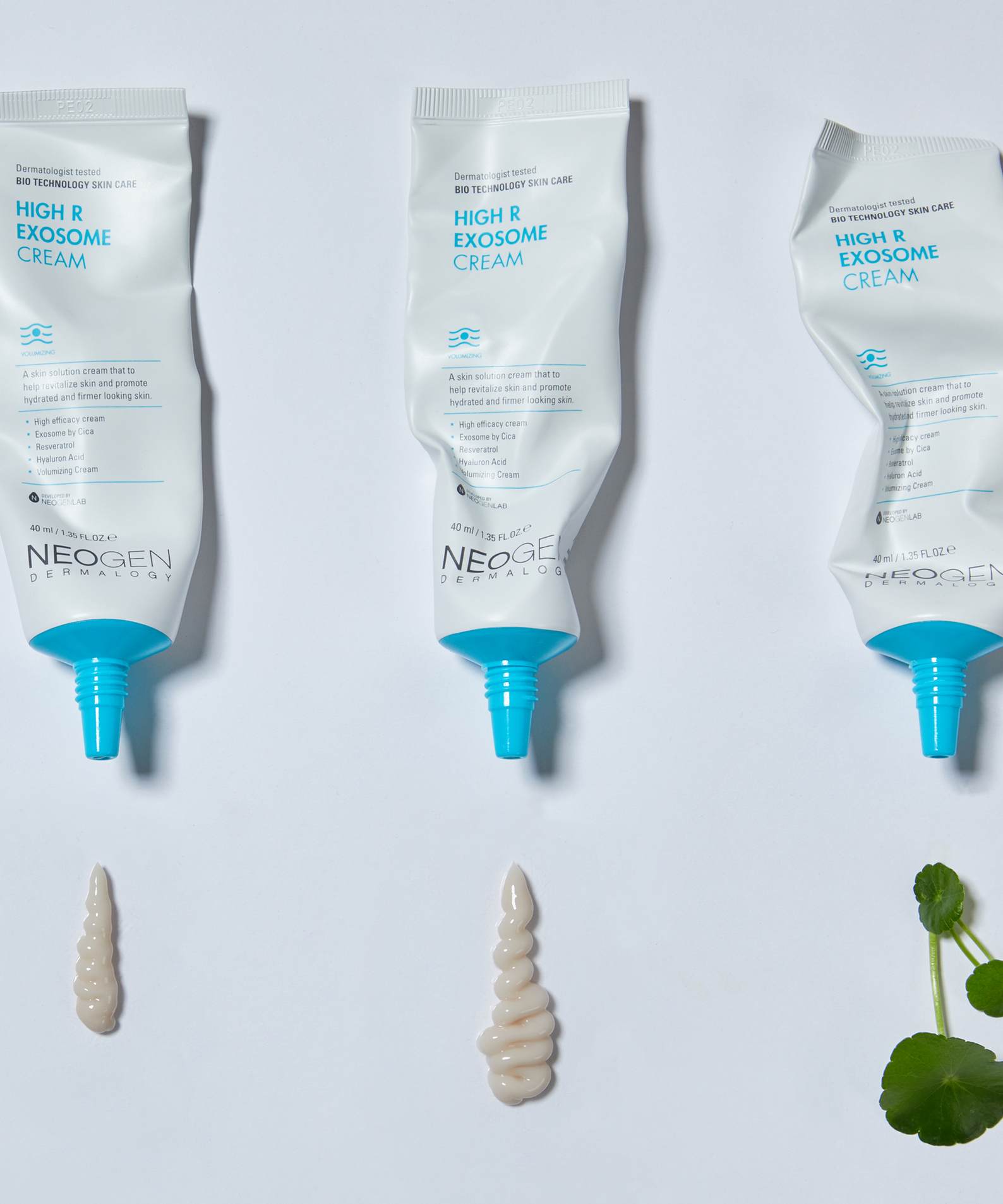Trois tubes de NEOGEN Hyal Exosome Cream 40ml avec crème sur fond blanc élégamment agencés avec une feuille verte.
