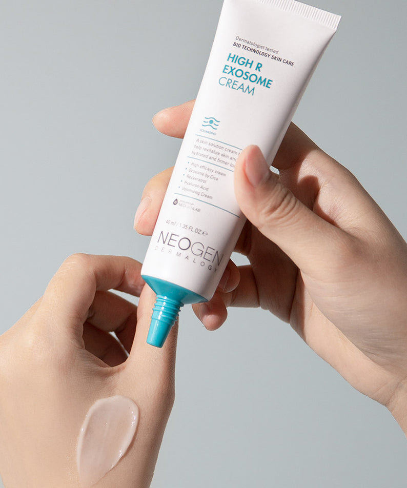 Crème visage NEOGEN Hyal Exosome Cream 40ml appliquée sur la main, produit hydratant avancé pour soin de la peau en tube blanc.