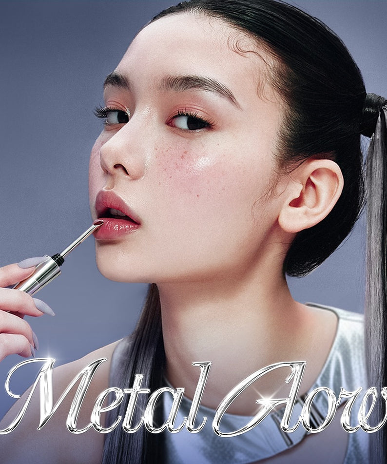 NEOGEN Metal Glow Lip Tint Serum, tteint l&egrave;vres m&eacute;tallis&eacute; sur mannequin, publicit&eacute; beauté, fond bleu.