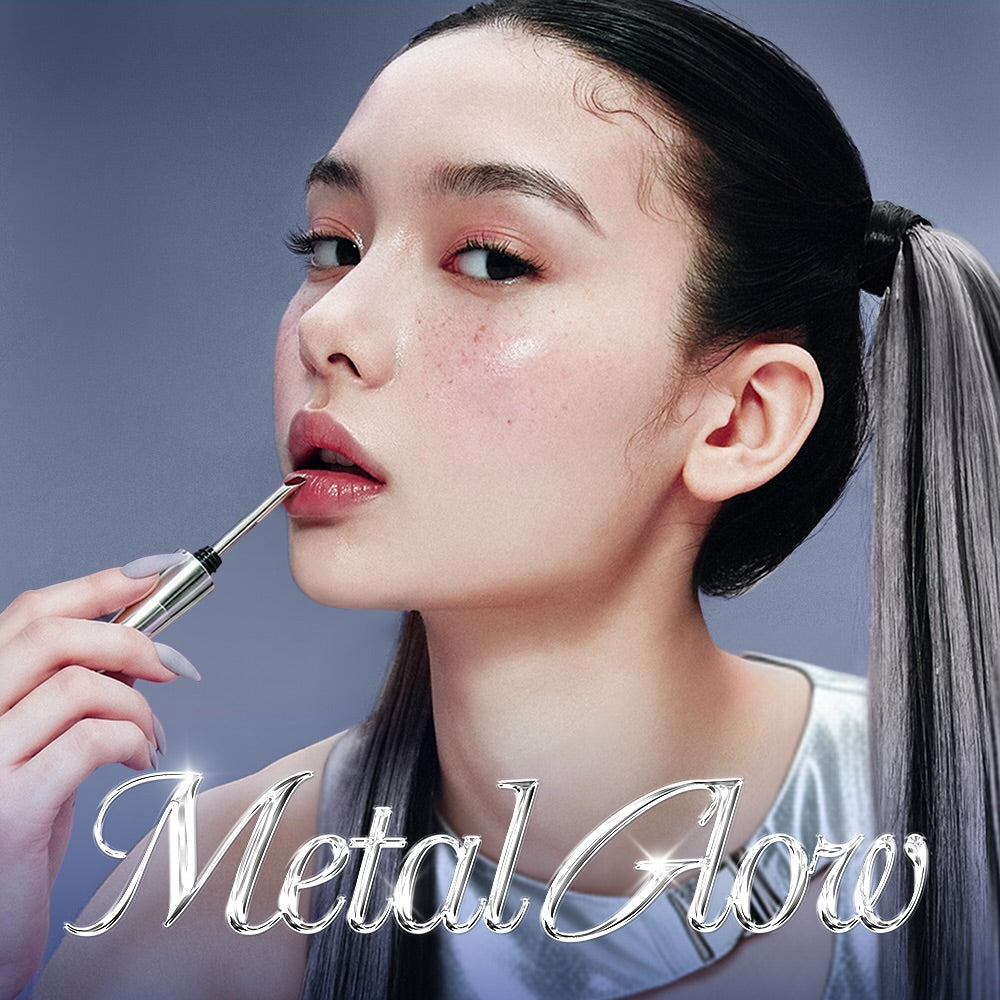 NEOGEN Metal Glow Lip Tint Serum, tteint l&egrave;vres m&eacute;tallis&eacute; sur mannequin, publicit&eacute; beauté, fond bleu.