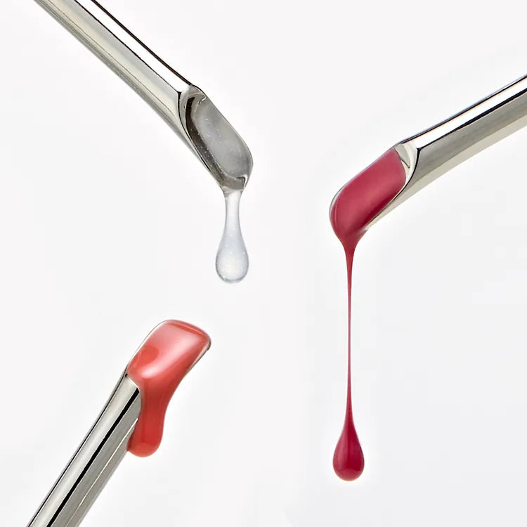 NEOGEN Metal Glow Lip Tint Serum, gouttes rouges brillantes sur embouts, visuel produit cosmétique de la marque