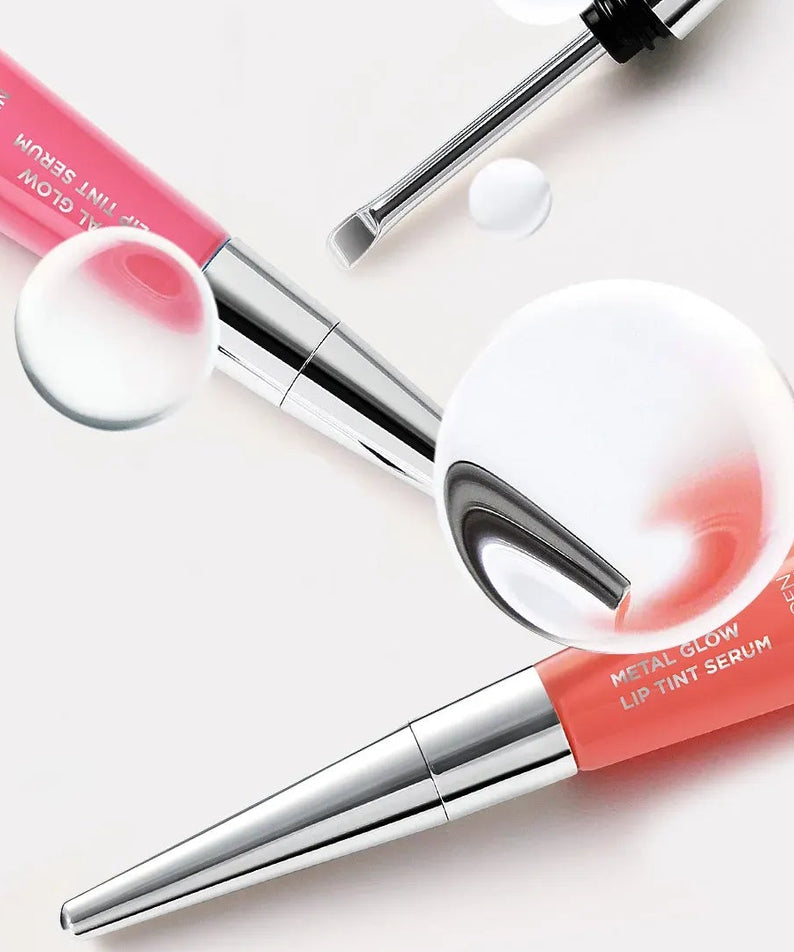 NEOGEN Metal Glow Lip Tint Serum, tubes rouges sur fond blanc avec applicateurs et texture effet glow, maquillage