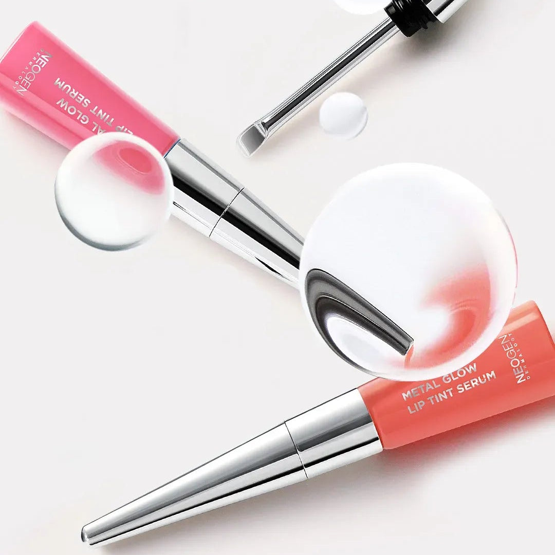 NEOGEN Metal Glow Lip Tint Serum, tubes rouges sur fond blanc avec applicateurs et texture effet glow, maquillage