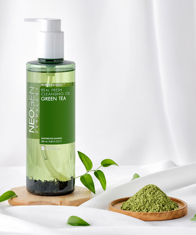 Flacon du NEOGEN Real Fresh Cleansing Oil Green Tea 285ml avec fond blanc et feuilles de thé vert. Produit cosmétique naturel.