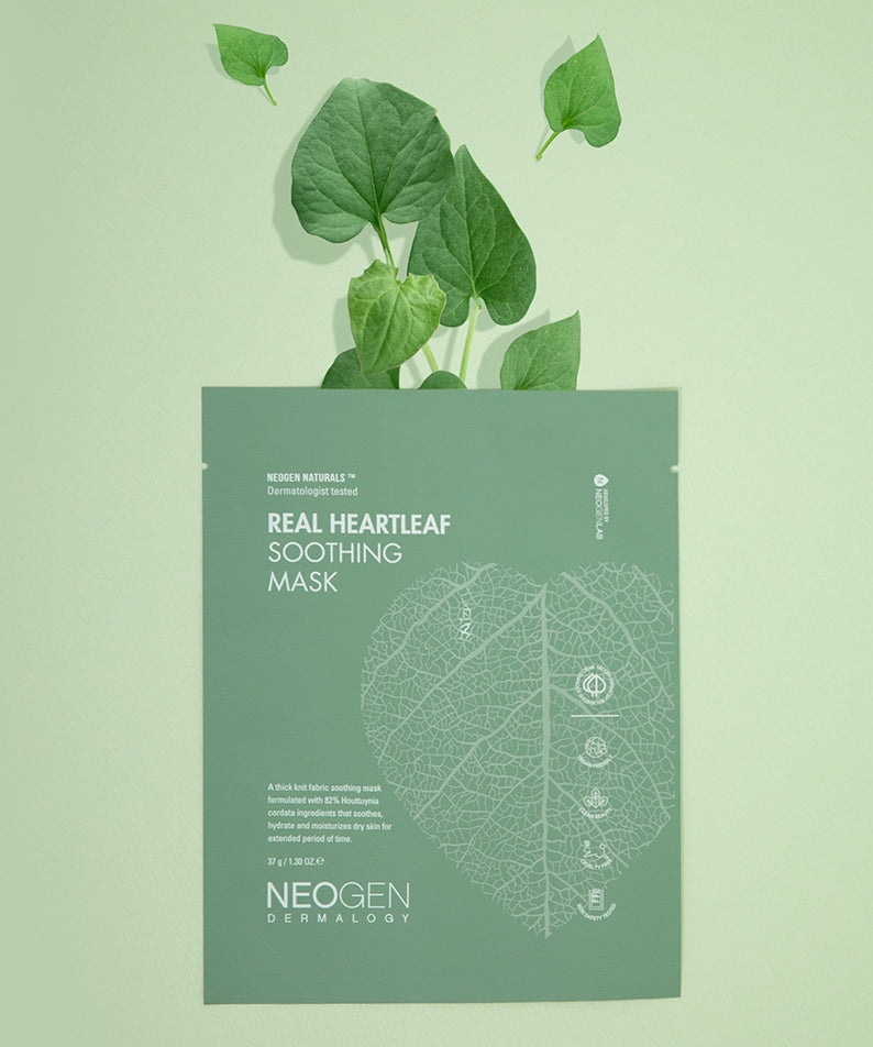 Paquet NEOGEN Real Heartleaf Soothing Mask 5 Packs sur fond vert avec feuille de heartleaf, soin apaisant visage.