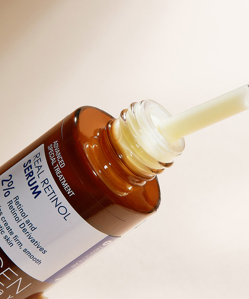 Flacon de NEOGEN Real Retinol Serum 30ml avec pipette, soin anti-âge raffermissant pour une peau lisse.