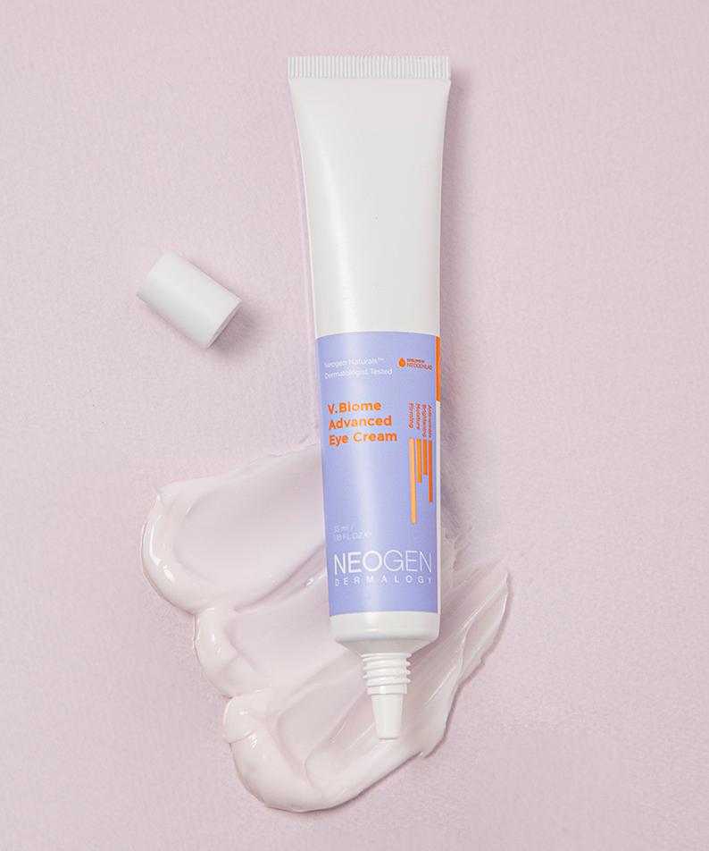 Tube de NEOGEN V Biome Advanced Eye Cream 35ml sur fond rose, crème sortie du tube.