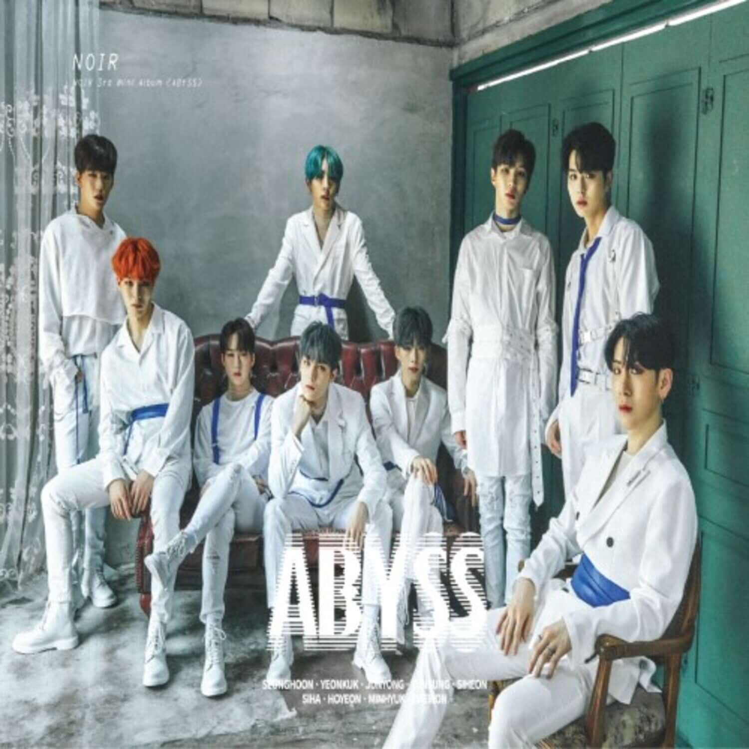 NOIR - 3rd Album [ABYSS] - Album Kpop : groupe en tenues blanches, décor urbain sombre, pochette ABYSS noir et bleu