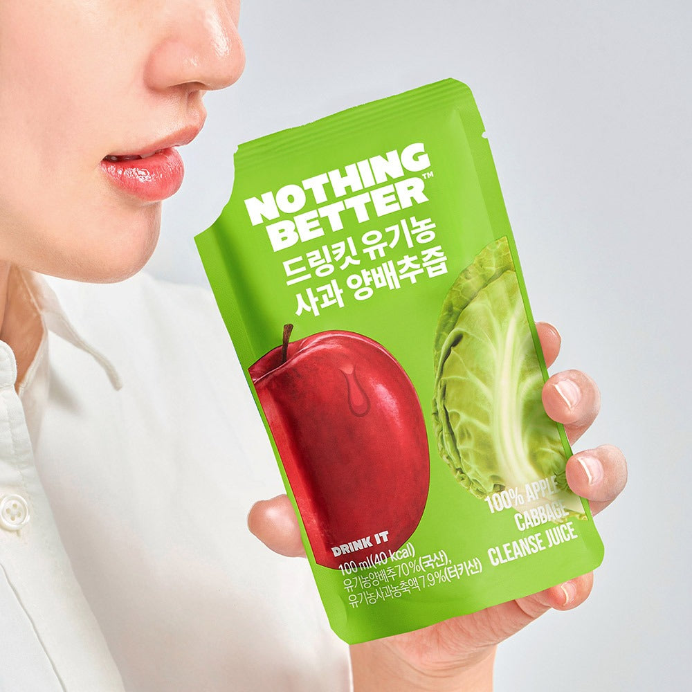 NOTHING BETTER Drinkit Organic Applr Cabbage Juice 100ml 24 Packets, sachet vert montré par une main, jus bio en contexte soin