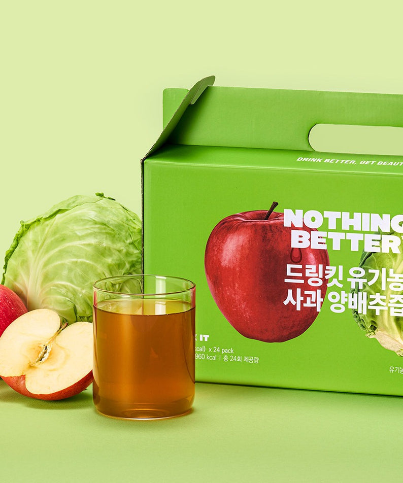 Décris l'image en français mentionnant NOTHING BETTER Drinkit Organic Applr Cabbage Juice 100ml 24 Packets, jus et boîte verte.